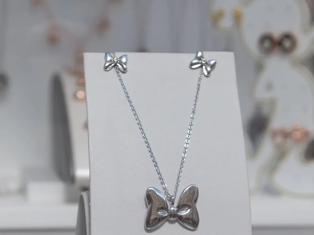 Couture Kingdom ezüst nyaklánc masni alakú medállal és hozzá illő fülbevalóval