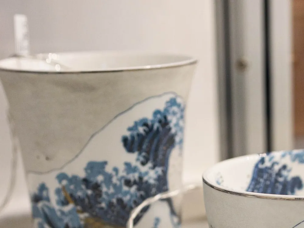 Goebel porcelán csésze Hokusai Nagy Hullám mintával, kirakatban